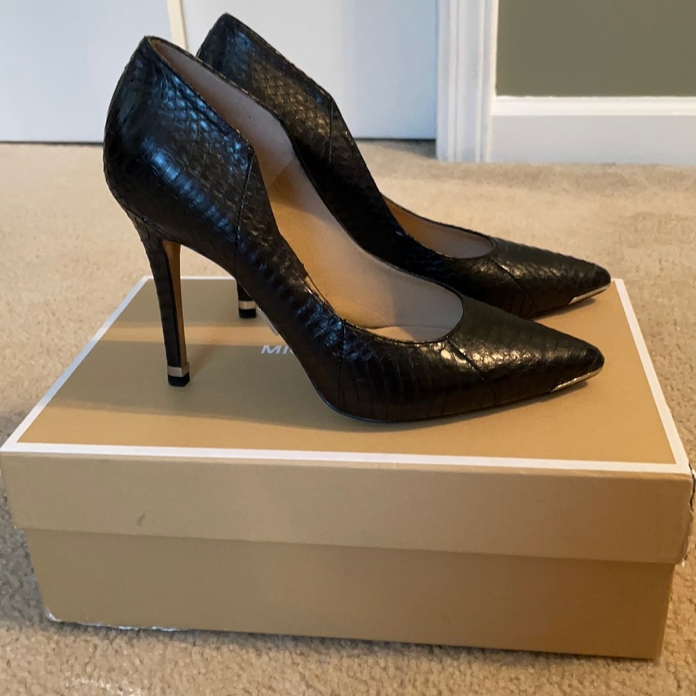 Michael Kors Avra pump